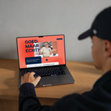 Persoon met zwarte pet bekijkt de Goed. Maar Echt!-campagne vragenlijst op een laptop 