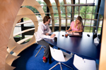 Stef en Laureth overleg in pod