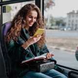 Meisje Kijk Op Telefoon In Bus
