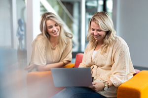 Laureth en Kelly laptop lachen