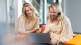 Laureth en Kelly laptop lachen