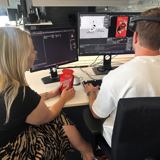 Timo en Kelly achter bureau