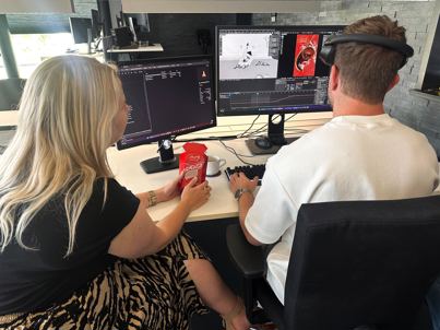 Timo en Kelly achter bureau