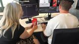 Timo en Kelly achter bureau