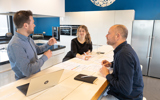 Dimitri, Kelly en Jeroen in overleg aan de keukentafel