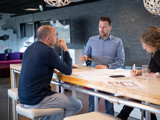 Jeroen, Dimitri en Kelly in overleg aan de keukentafel