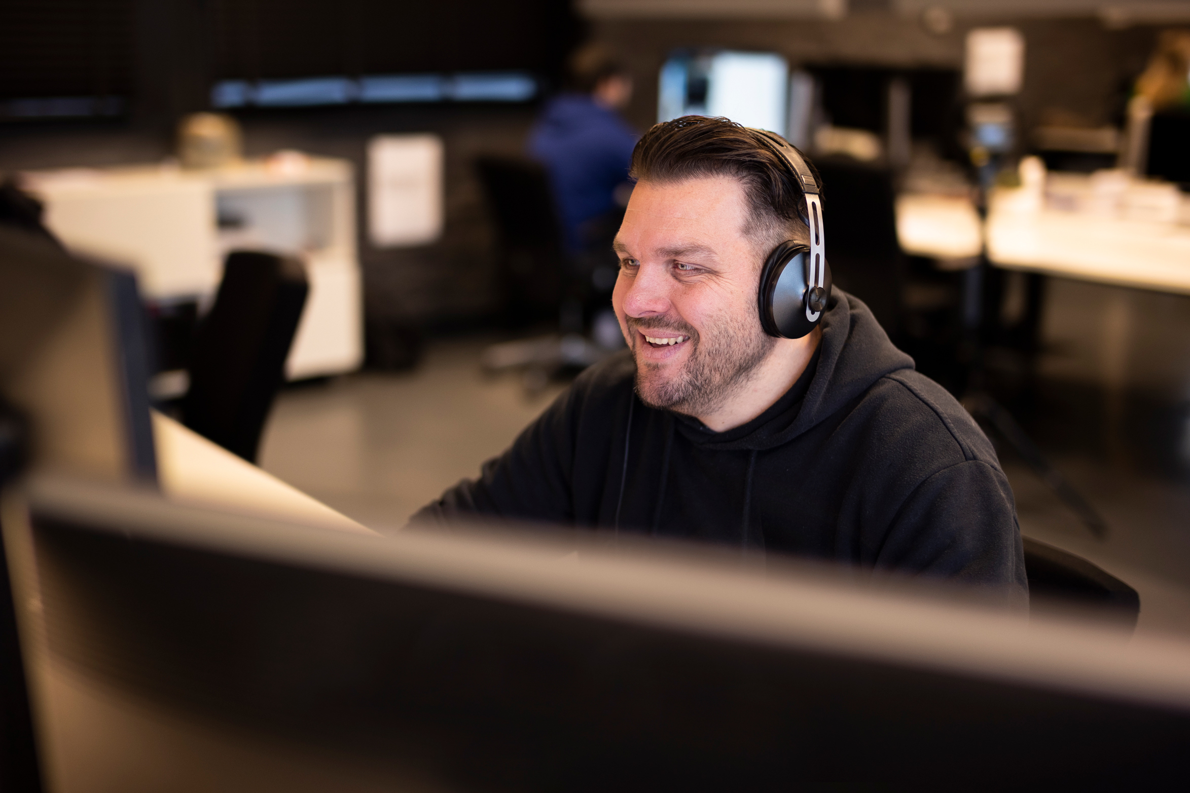 Dennis aan het werk met hoofdtelefoon