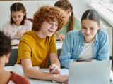 Twee Leerlingen Werken Samen Op Laptop