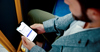 Man Op Mobiel In Bus