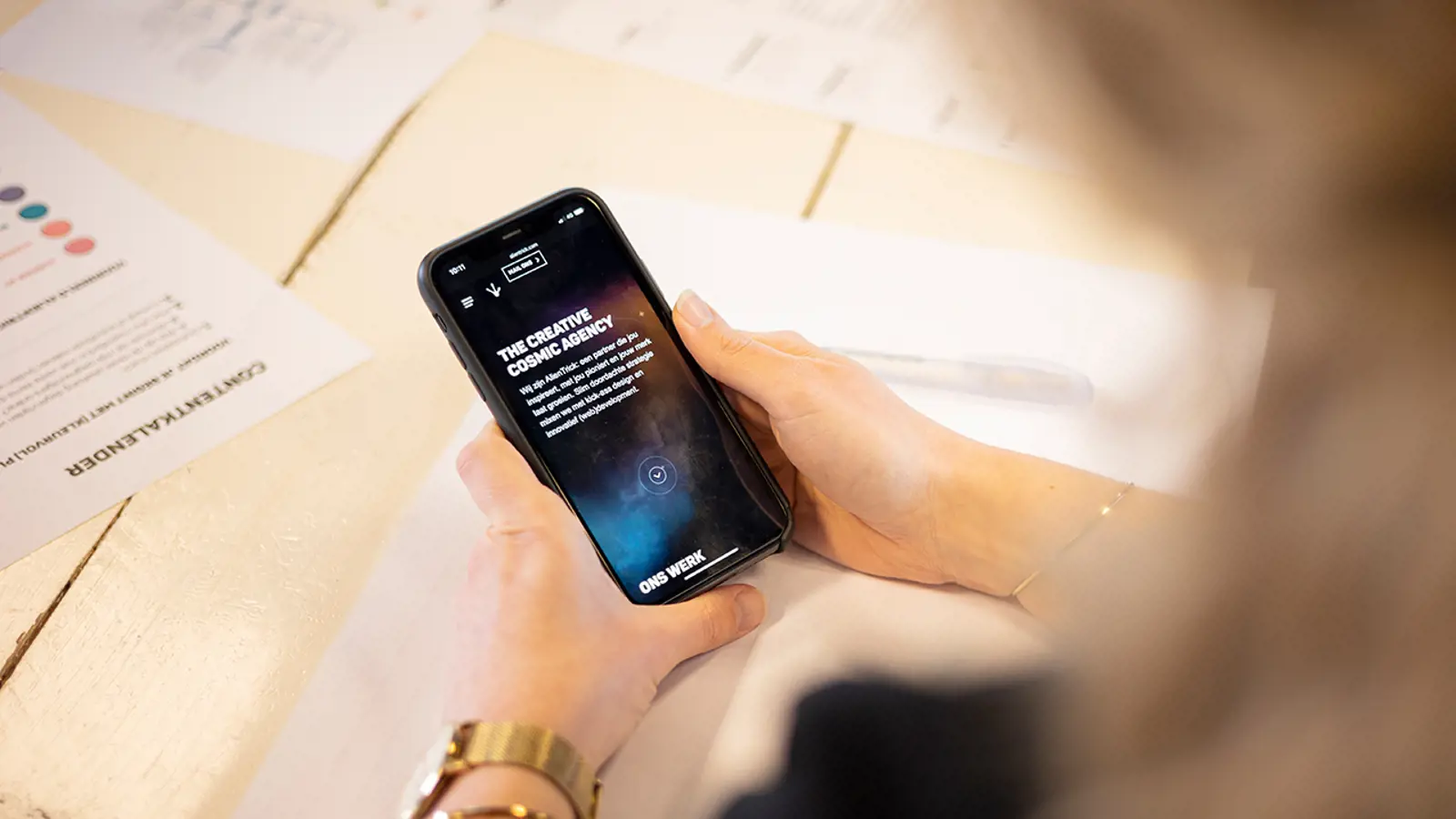 Telefoon met AlienTrick website scherm