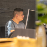 Tony Achter Bureau Zijkant