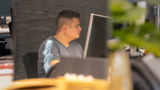 Tony Achter Bureau Zijkant