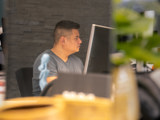 Tony Achter Bureau Zijkant