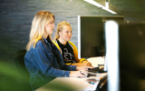 Linda en Laureth aan het werk