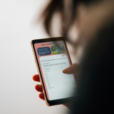 Persoon vult de vragenlijst ‘Goed maar echt?’ in op een smartphone