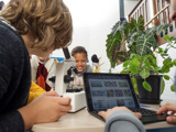 Leerlingen Onderzoeken Planten Met Microscoop