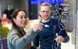 Teamleden Alientrick Werken Aan Brandingcampagne Ideeën