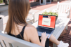 Mevrouw vult buiten de Goed. Maar Echt!-campagnevragenlijst in op een laptop\
